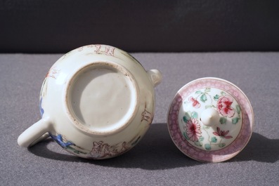 Een fijne Chinese famille rose theepot en een 'Romance of the Western Chamber' bord, Yongzheng/Qianlong